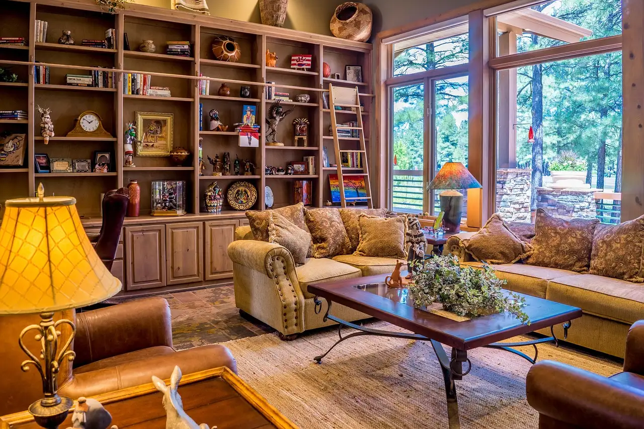 Woonkamer wanddecoratie met sierlijke jewellery accenten